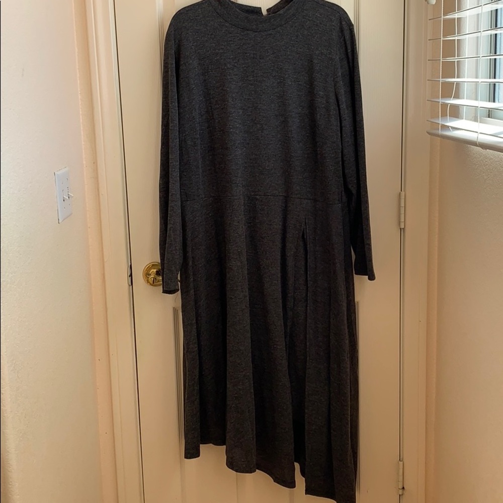Grey cotton dress with thigh slit. Long sleeved.